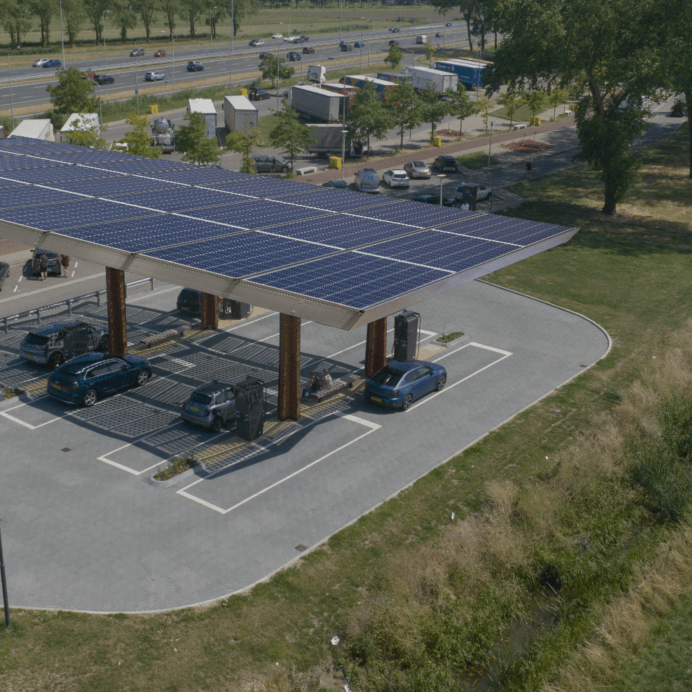 Ladestation mit vielen einzelnen Ladepunkten an einer Autobahn.